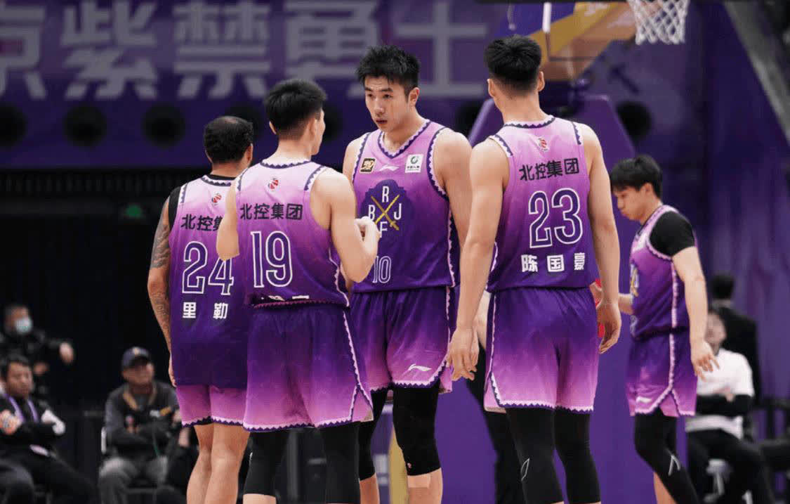北京男篮对阵大连队，全队备战意志坚定(北京男篮对阵大连队,全队备战意志坚定不移)