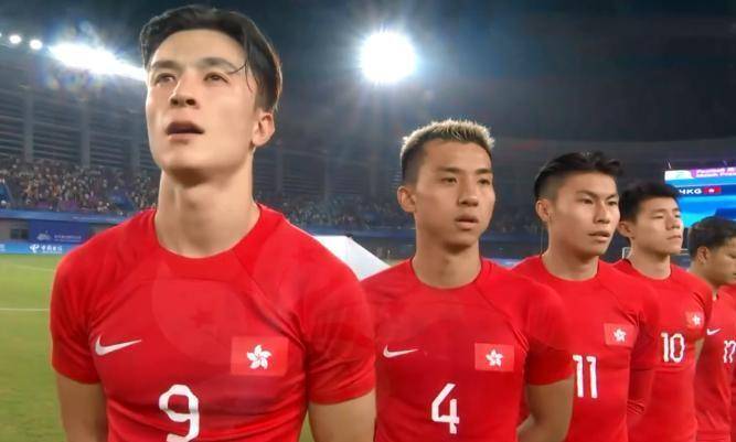 国足东亚杯首开记录，1-0小胜香港队逃离垫底，滑跪庆祝