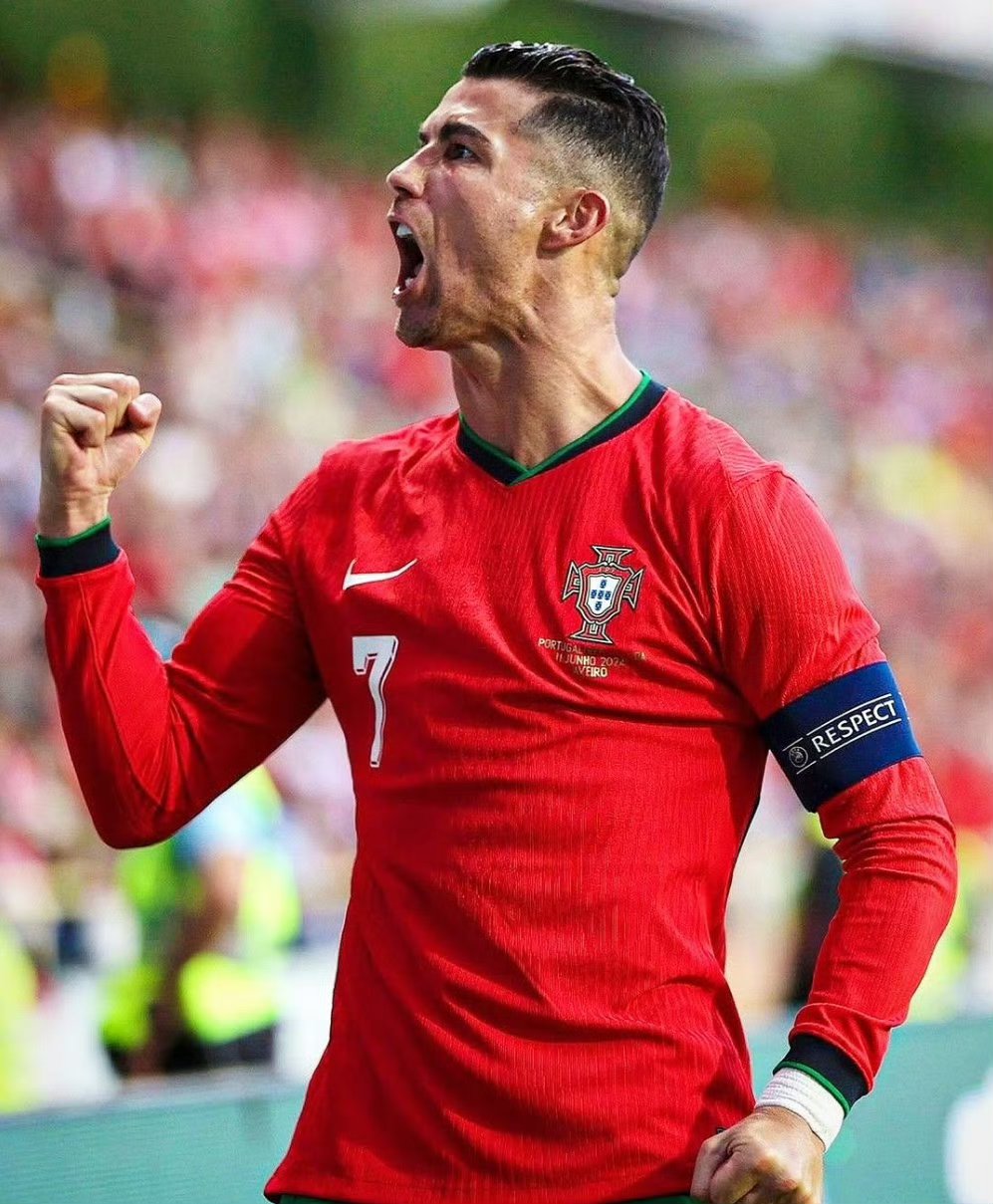 争议拉满!C罗梅开二度获生涯956球,热点图却暴露:禁区蹲坑+不回防的简单介绍 第2张